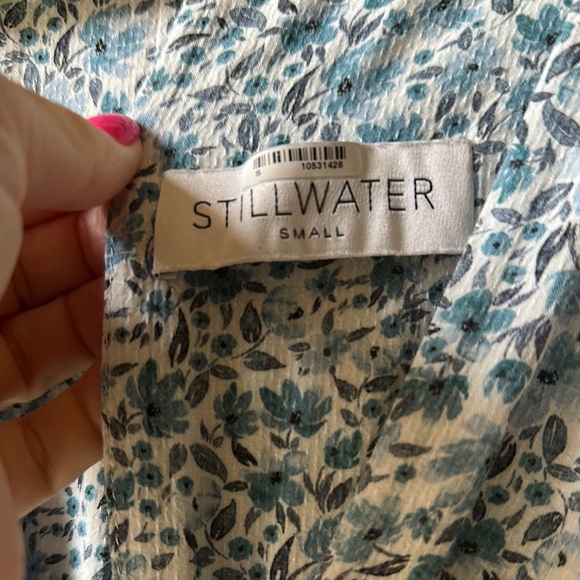 STILLWATER Chic Blue and White Floral Midi Dress with Plunging Neckline - Picture 11 of 12